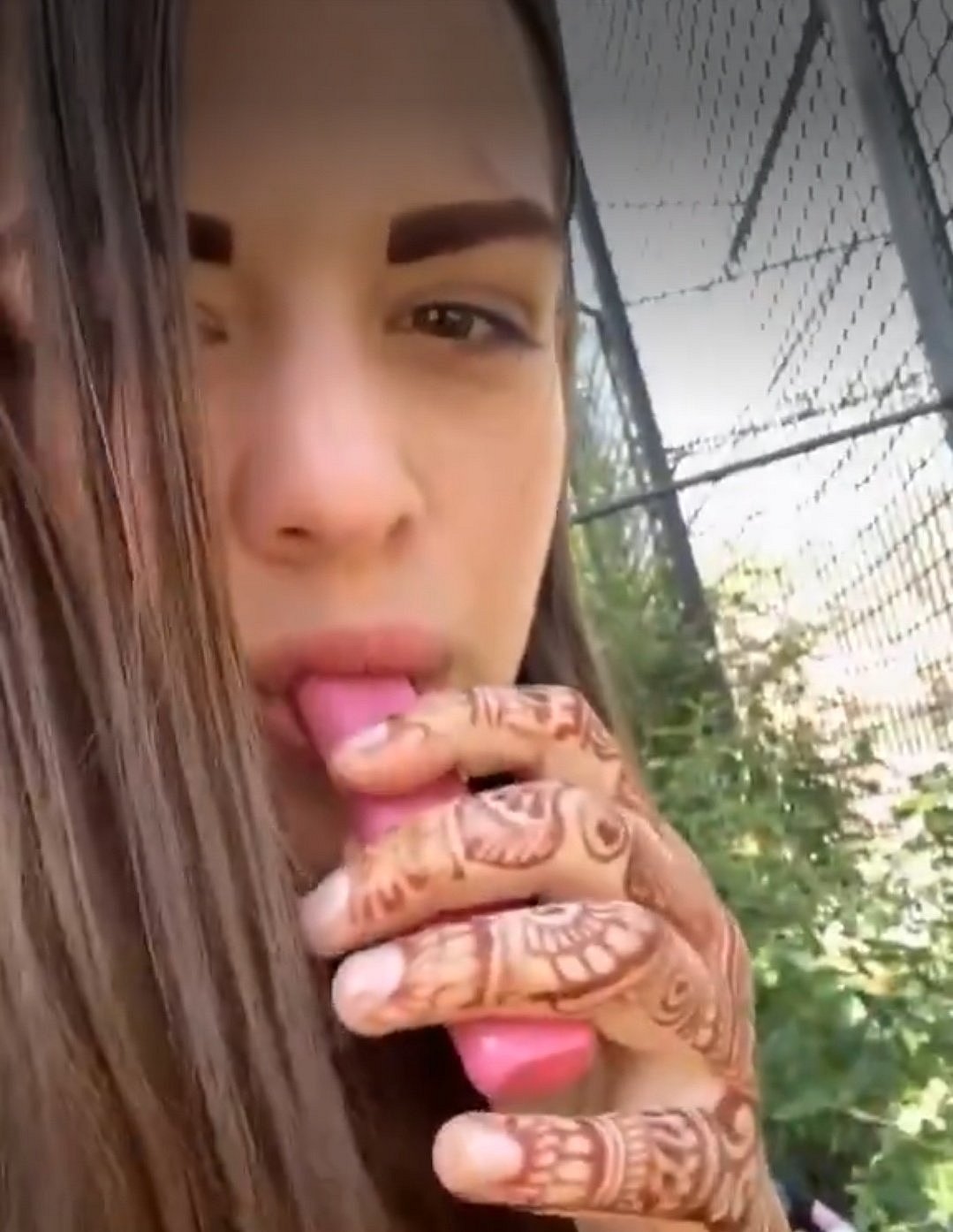 Boxer Anastasia Luchkina: `சிகரெட் பிடித்த குரங்கு - பாக்ஸிங் வீராங்கனை செயலுக்கு கடும் எதிர்ப்பு!