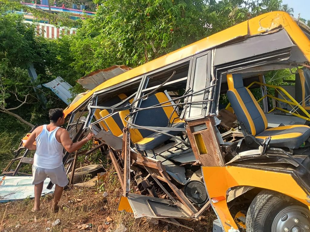 கடலூர்: பள்ளி வேன் மீது ரயில் மோதி விபத்து