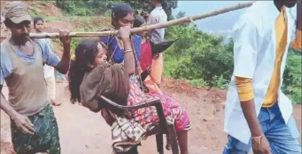 Odisha:-கர்ப்பிணி-பெண்ணை-10-கி.மீ-தோளில்-சுமந்த-மக்கள்;-மோசமான-சாலையால்-ஊருக்குள்-வராத-ஆம்புலன்ஸ்