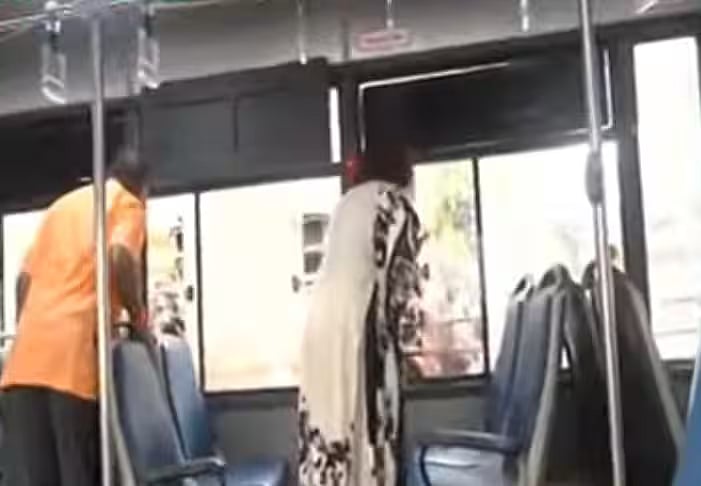 மும்பை: ராஜ் தாக்கரே கட்சியினர் போராட்டம்; சிவசேனா அமைச்சர் மீது தாக்குதல்.. என்ன நடந்தது?