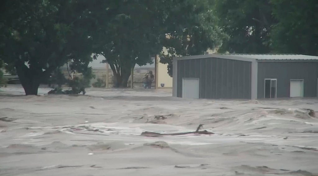 Texas Flood : அமெரிக்காவின் டெக்ஸாஸை புரட்டிப்போட்ட வெள்ளம்! - பாதிப்பு காட்சிகள் | Album
