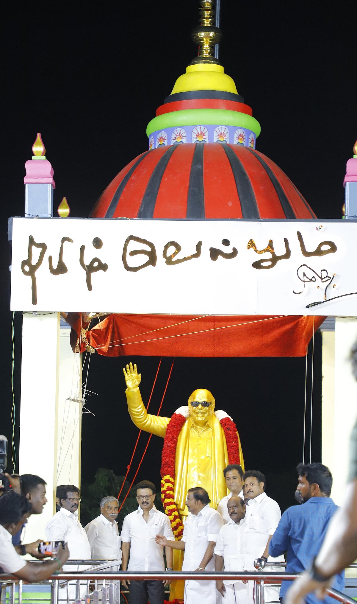 திருவாரூரில் முதல்வர் ரோடு ஷோ: போஸ்டரால் வெளிவந்த டி.ஆர்.பி.ராஜா, கலைவாணன் ஆதரவாளர்கள் கோஷ்டி மோதல்?