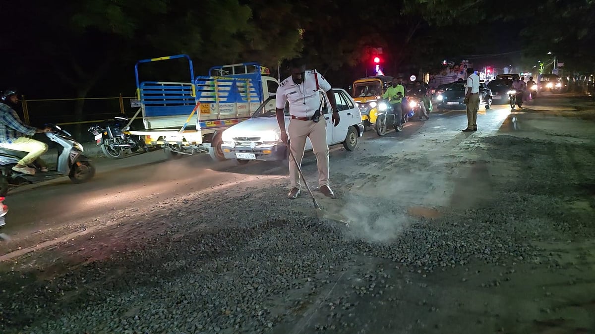 ராமநாதபுரம்: சாலையில் கிடந்த ஜல்லி கற்களை அகற்றி, பயணிகளுக்கு உதவிய போக்குவரத்து எஸ்.ஐ