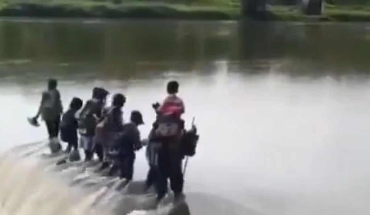 மகாராஷ்டிரா: 2 ஆறுகளை கடந்து 10 கி.மீ தூரம் நடந்து பள்ளி செல்லும் மாணவர்கள்