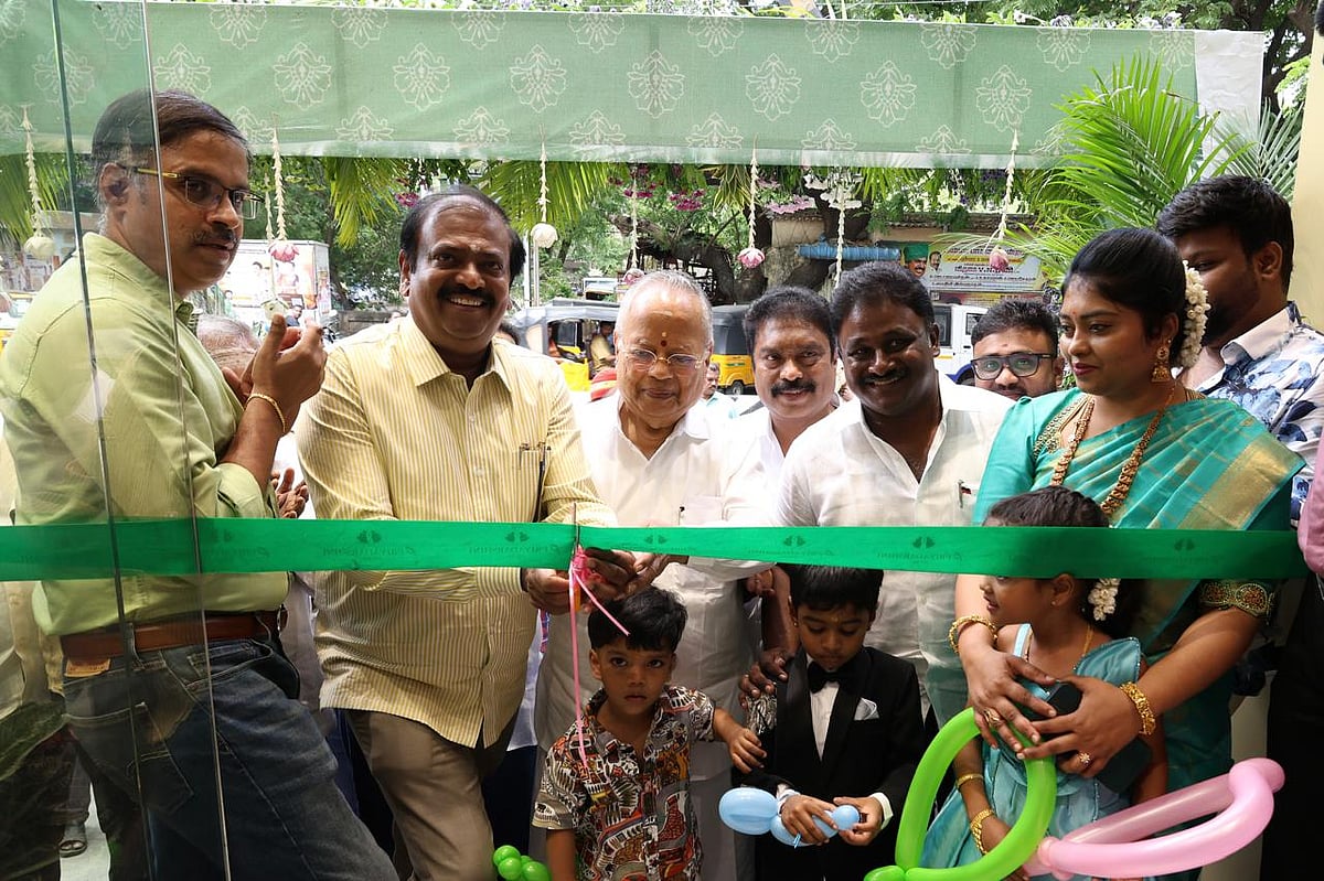 சென்னை: பட்டுப்புடவை வாங்கினால் தங்கம் இலவசம்; பிரியதர்ஷினி சில்க்ஸ் ஷோரூம் பிரமாண்டமாக திறப்பு