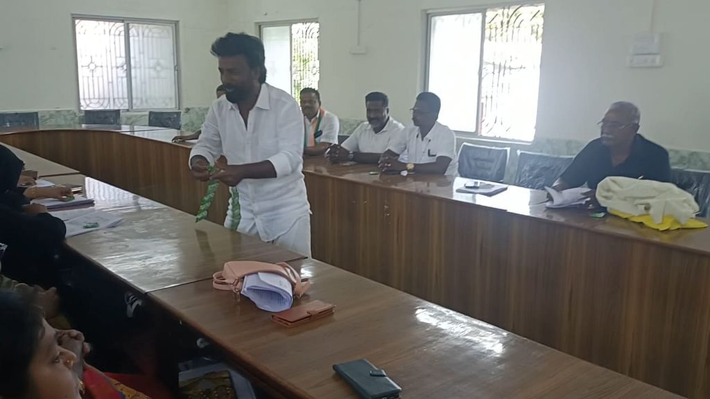 தலைவலி மருந்து வழங்கிய கவுன்சிலர்