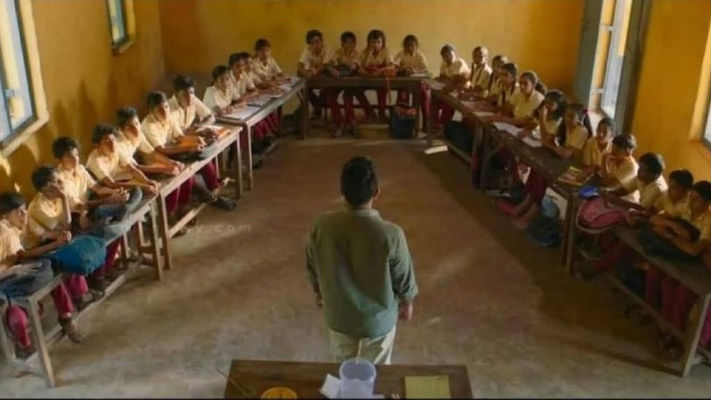 ப வடிவில் பள்ளி வகுப்பறை இருக்கைகள்