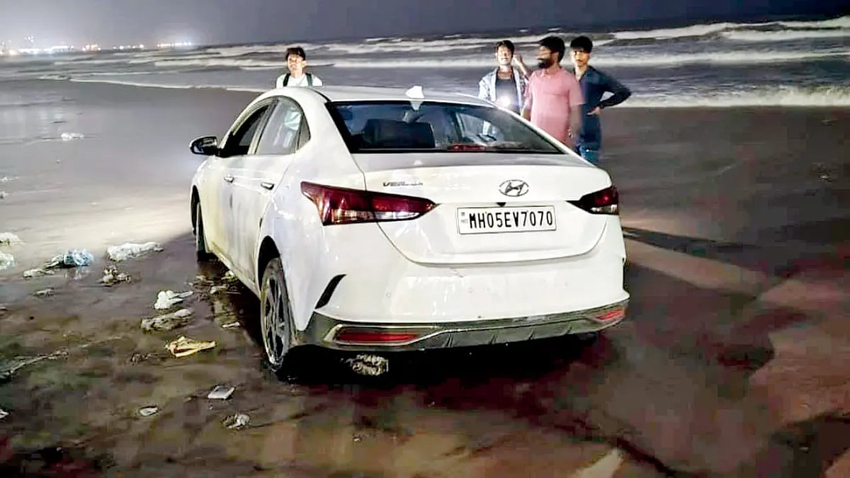 மும்பை: குடிபோதையில் கடலுக்கு காரை ஓட்டிய நண்பர்கள்; சுற்றுலா வந்த இடத்தில் சோதனை..