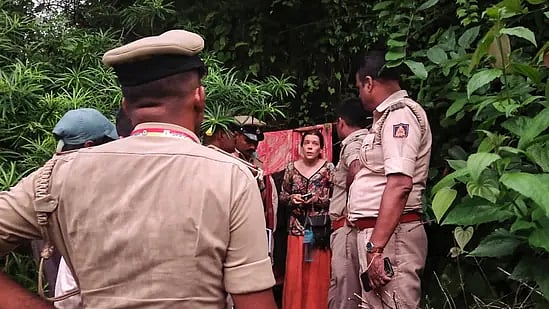 `நாங்கள் சாக வரவில்லை, இயற்கையோடு வாழ்ந்தோம் - குழந்தைகளுடன் கர்நாடக குகையில் வாழ்ந்த ரஷ்ய பெண்