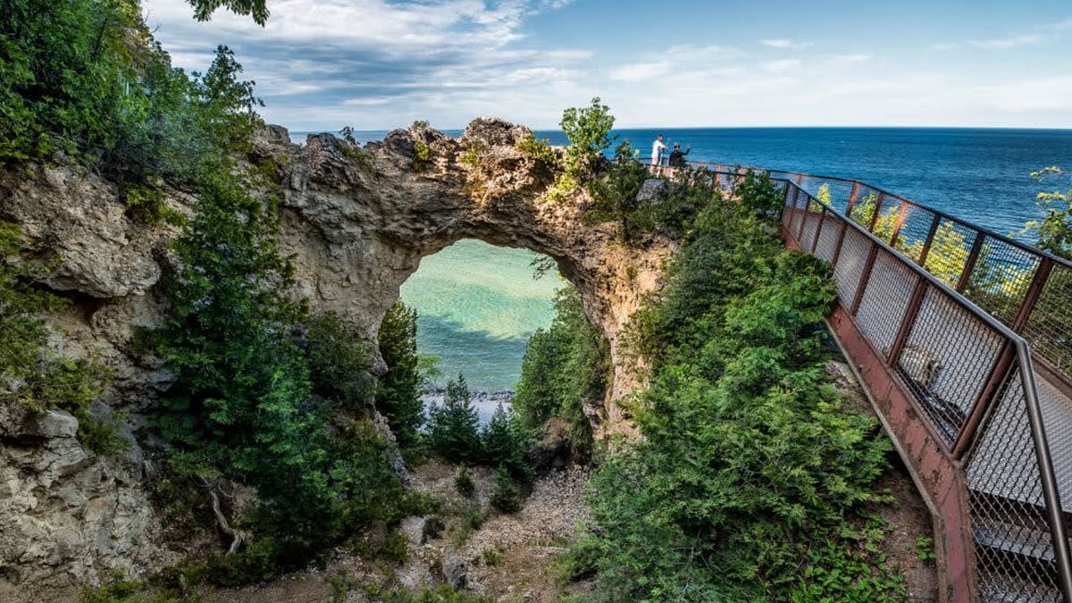 Mackinac Island: `கார்களே இல்லை குதிரை வண்டிதான் - அமெரிக்காவின் தனித்துவமான தீவு பற்றி தெரியுமா?