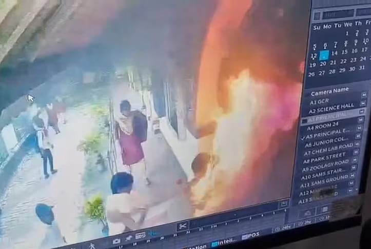 பேராசிரியரின் பாலியல் தொல்லை; கல்லூரியில் தீக்குளிப்பு - 3 நாள் உயிருக்கு போராடிய மாணவி உயிரிழப்பு