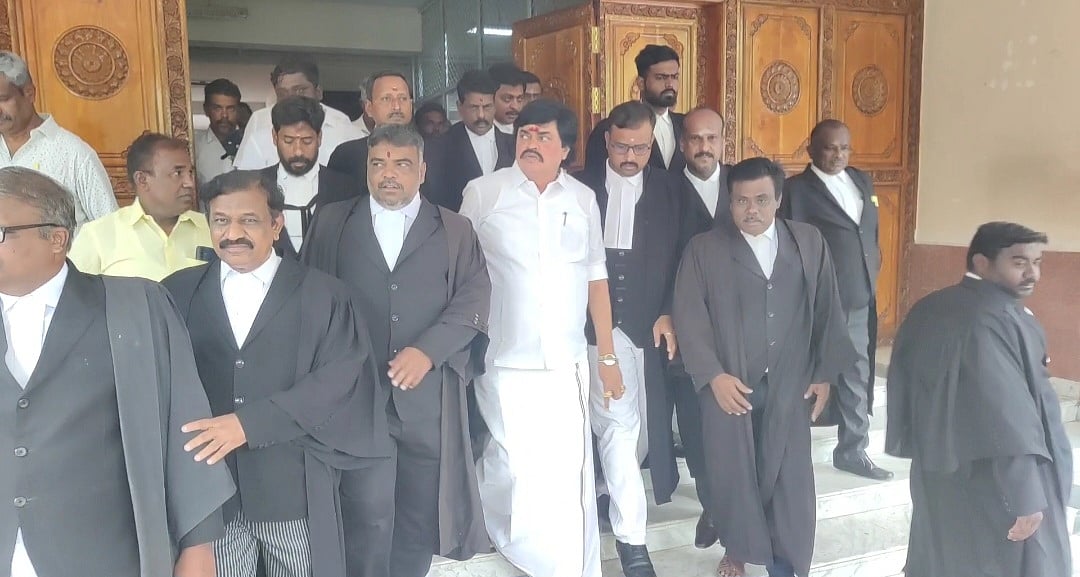ஸ்ரீவில்லிபுத்தூர்: பண மோசடி வழக்கு; முன்னாள் அமைச்சர் ராஜேந்திர பாலாஜி நீதிமன்றத்தில் ஆஜர்!