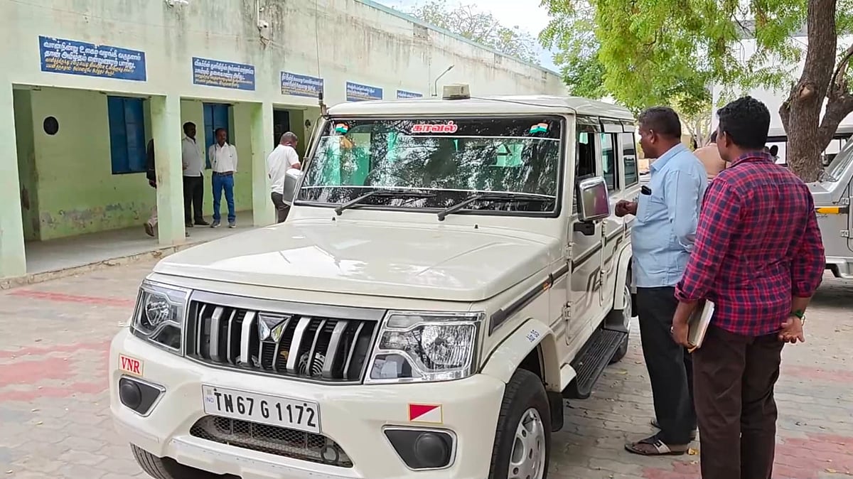 திருத்தங்கல்: மது போதையில் வகுப்பறைக்கு வந்த மாணவர்கள்; தட்டிக்கேட்ட ஆசிரியருக்கு நேர்ந்த சோகம்!