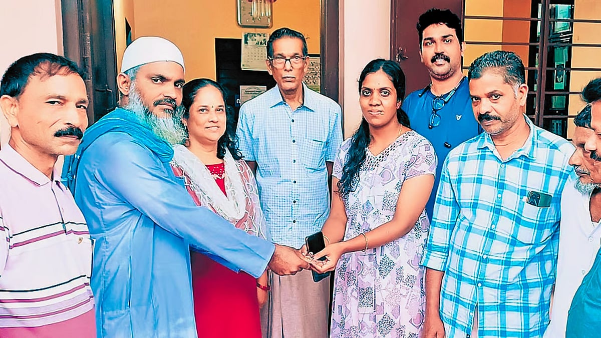 கேரளா: 3 ஆண்டுகளுக்கு முன்பு காகம் தூக்கிச் சென்ற தங்க வளையல்; மீண்டும் உரிமையாளரிடமே வந்தது எப்படி?