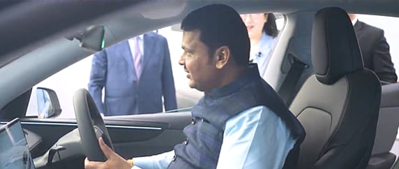 Tesla: இந்தியாவில் என்ட்ரி கொடுத்த டெஸ்லா ஷோரூம்; புதிய மாடல் கார் அறிமுகம்!