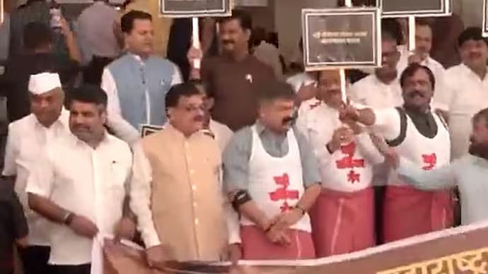 மகாராஷ்டிரா: பனியன், துண்டுடன் எதிர்க்கட்சி எம்எல்ஏக்கள் போராட்டம்; பின்னணி என்ன?