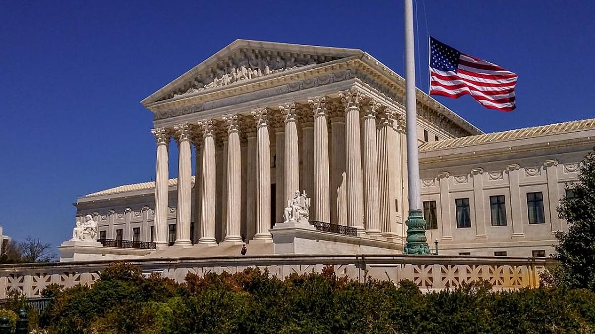 US Judges: 17 நீதிபதிகளைப் பணிநீக்கம் செய்த ட்ரம்ப்; அமெரிக்காவில் கடும் சர்ச்சை.. பின்னணி என்ன?