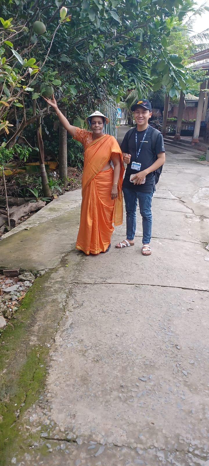 ஒயின் பாட்டிலின் மூடியைத் திறந்ததும் வெளிவந்த பாம்பின் தலை! -  மிரள வைத்த வியட்நாம்