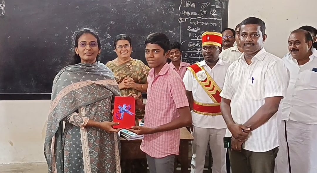 `யார் விஜய்?’ மாணவனை தேடி அரசுப் பள்ளிக்கே வந்த நாமக்கல் ஆட்சியர் - நெகிழ்ச்சி தருணம்!