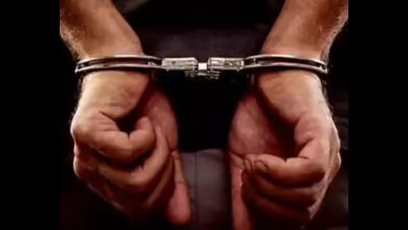 மும்பை ரயில் நிலையம்: பாலியல் உறவுக்கு மறுத்த பெண்; ரயிலில் தள்ளிக் கொன்ற நபர்; என்ன நடந்தது?