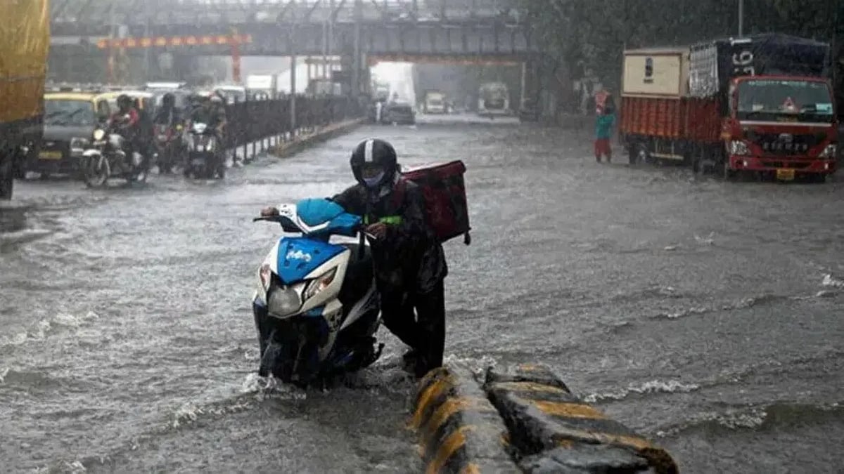 Mumbai: வெளுத்து வாங்கும் கனமழை; சாலைகளை சூழ்ந்த வெள்ளம்... போக்குவரத்து பாதிப்பு!