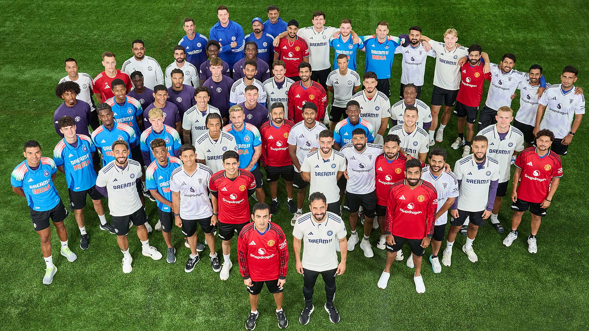 Manchester United X BCCI: கால்பந்து வீரர்களாக மாறிய இந்திய வீரர்கள் | Photo Album