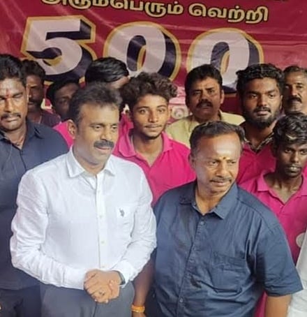 மதுரை: `அரசு மருத்துவமனைக்கு வரும் 1000 பேருக்கு தினமும் மதிய உணவு! - அசத்தும் நட்சத்திர நண்பர்கள்