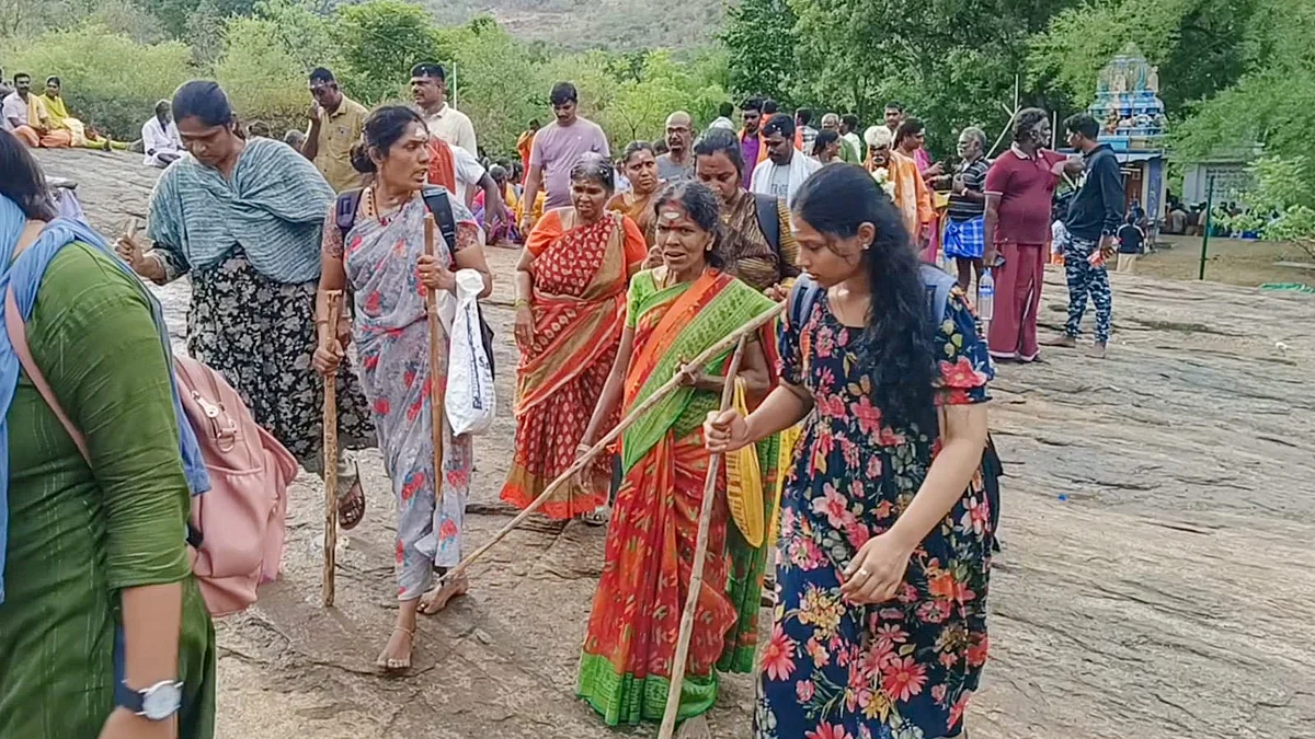 மலையேறும் பக்தர்கள்