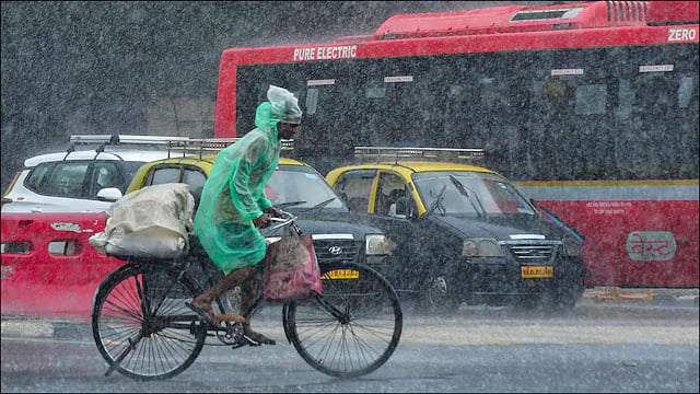 மும்பையில் மீண்டும் கனமழை; மலையிலிருந்து சரிந்து விழுந்த வீடுகள்; அரசின் எச்சரிக்கைகள் என்னென்ன?