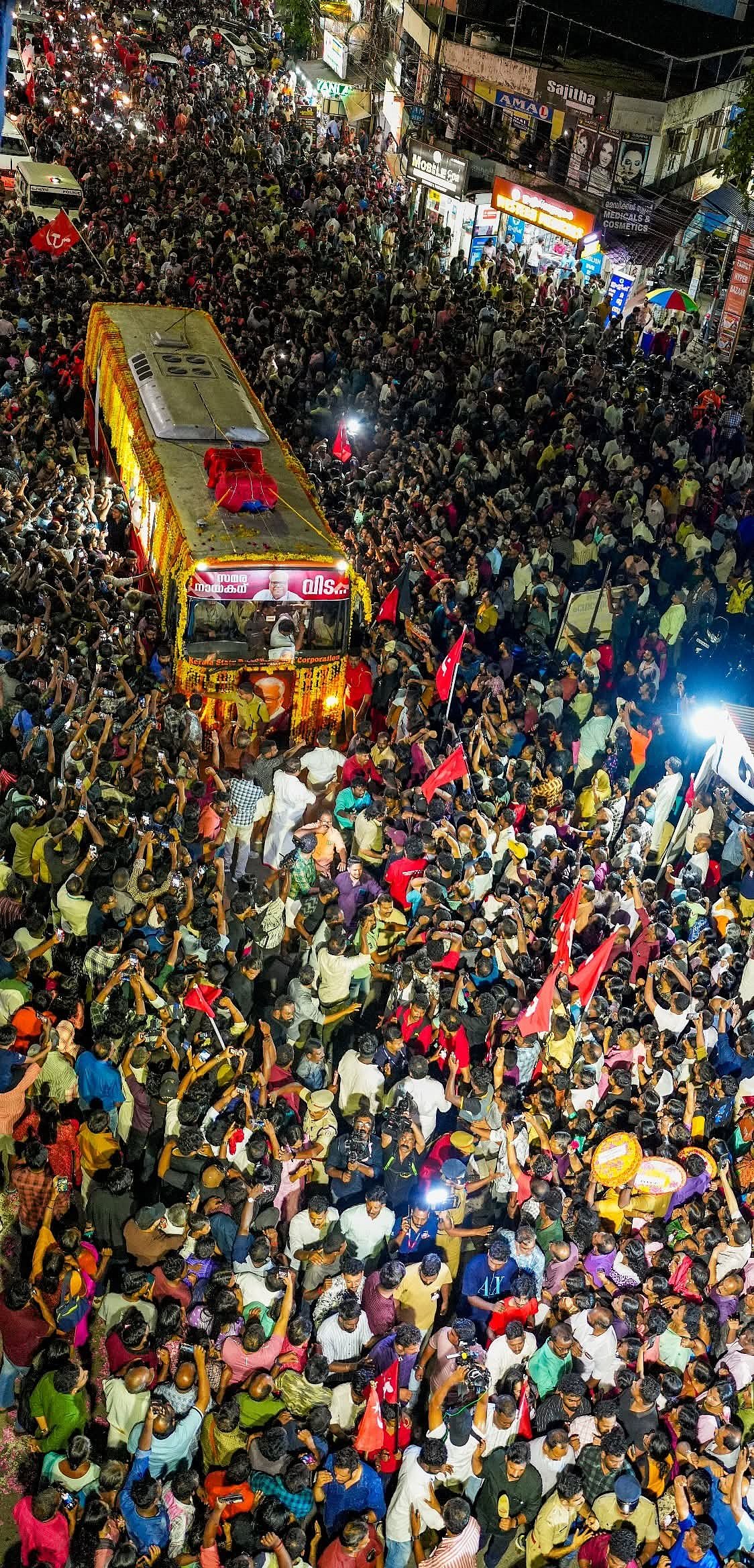 Kerala: வழி நெடுக மக்கள், 22 மணிநேர இறுதி ஊர்வலம்; அரசு மரியாதையுடன் வி.எஸ்.அச்சுதானந்தன் உடல் தகனம்