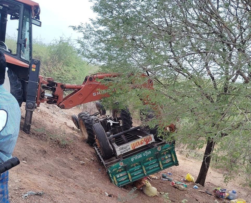 முதுகுளத்தூர்: டிராக்டர் கவிழ்ந்து 3 பெண்கள் பலி; ரேஷன் பொருள்கள் வாங்கி வரும் போது நடந்த சோகம்..