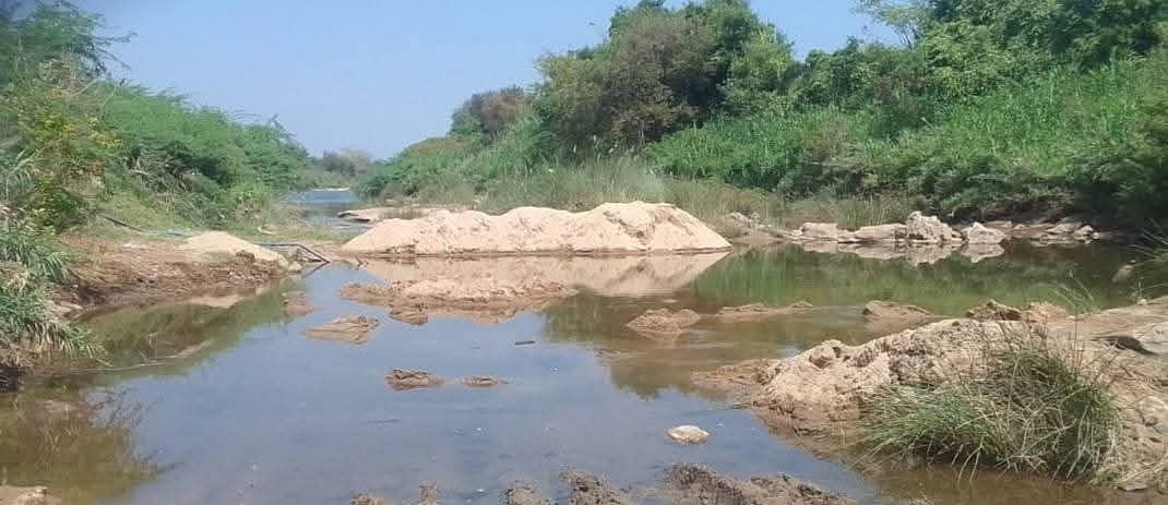 தேனியில் மணல் திருட்டு  விவகாரம் - புகார் கொடுக்கும் உரிமை யாருக்கு? - குழப்பத்தில் அதிகாரிகள்