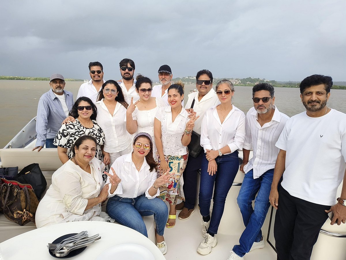 90s Kollywood Reunion: இது போல சொந்தம் தந்ததால்... - 90ஸ் நட்சத்திரங்களின் ரீயூனியன்| Photo Album
