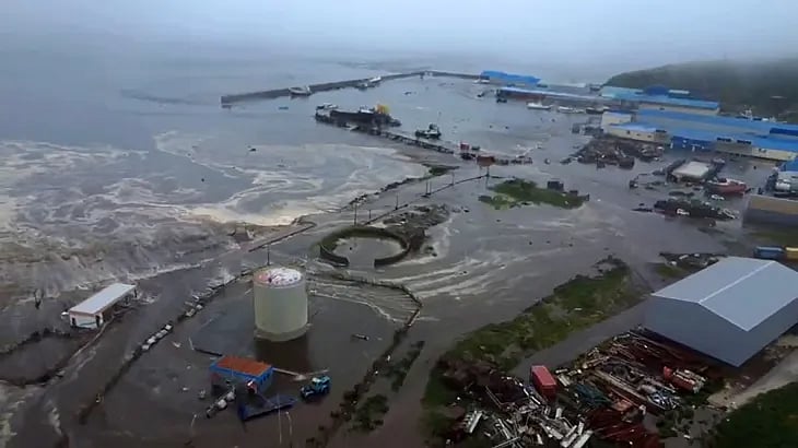 Tsunami: அமெரிக்காவின் ஹவாய் தீவுகளைத் தாக்கிய சுனாமி; பல்லாயிரக்கணக்கான மக்கள் வெளியேற்றம்