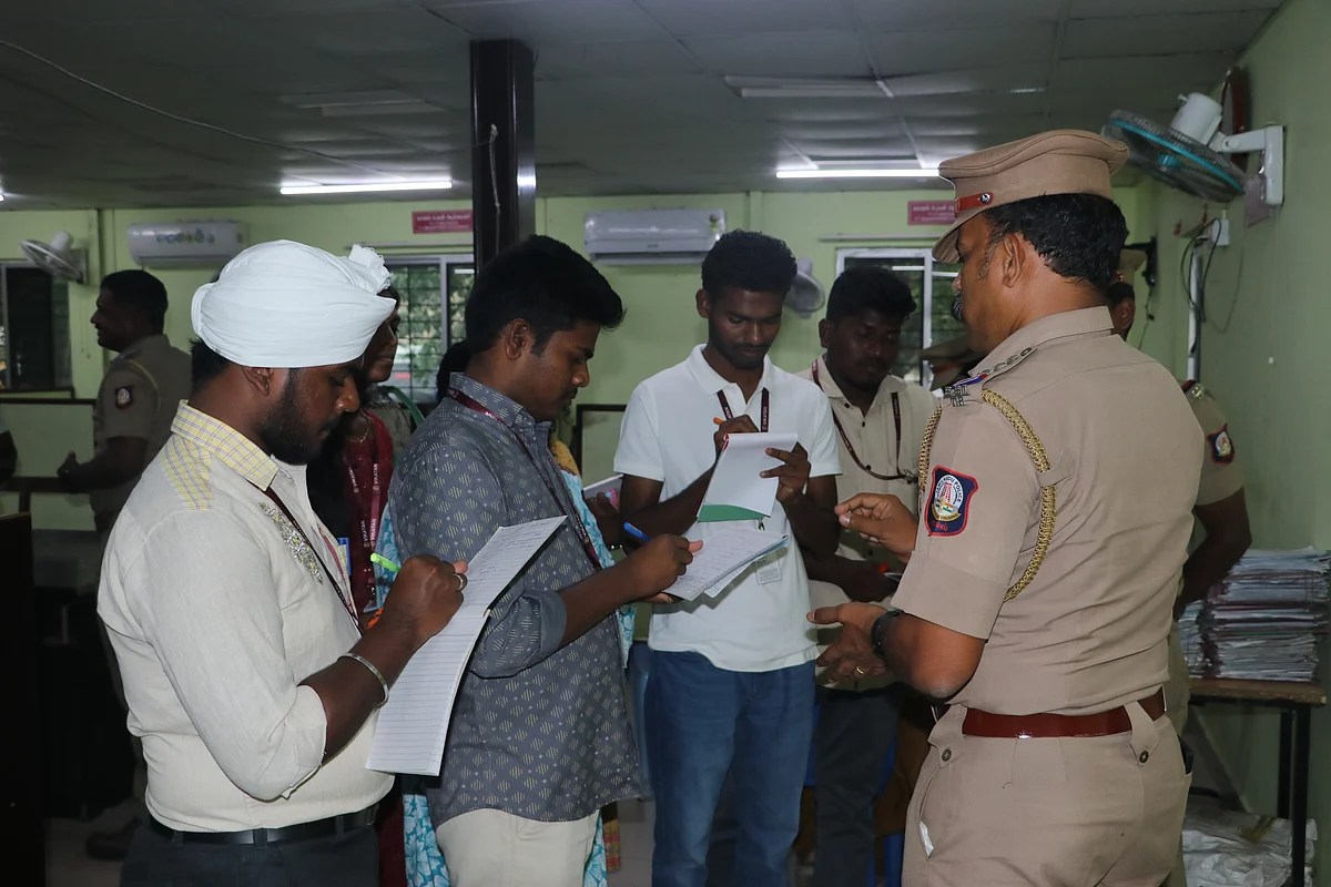 Student Reporters  Visit At D1 Police Station