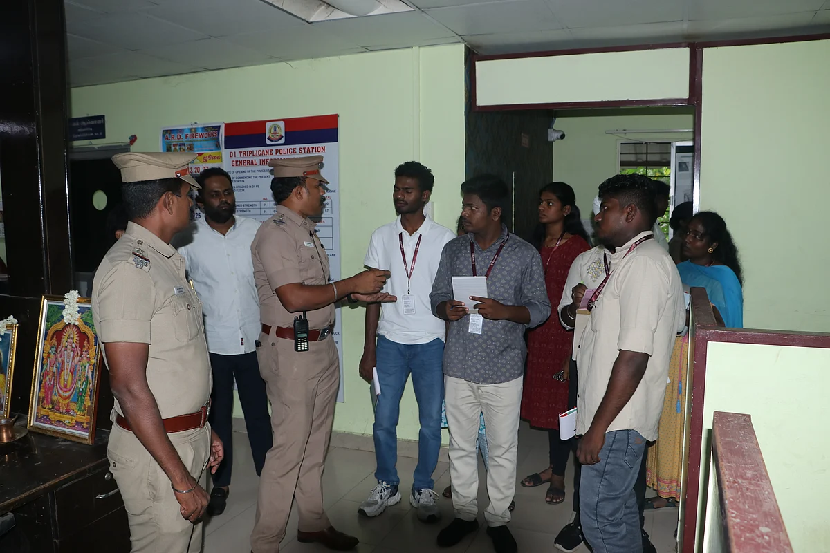 Student Reporters  Visit At D1 Police Station