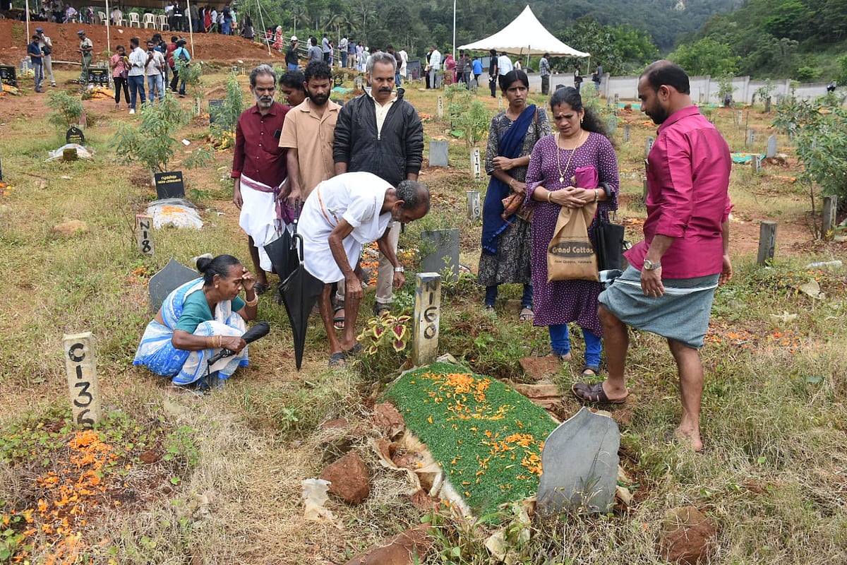 வயநாடு: கல்லறையில் டாய்ஸ், தின்பண்டங்கள் - கண்கலங்க வைத்த முதலாமாண்டு நினைவேந்தல் காட்சிகள்