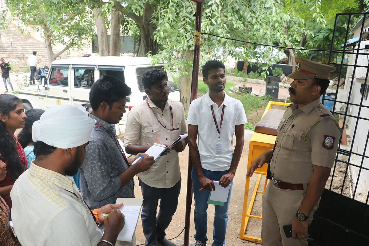 Student Reporters  Visit At D1 Police Station