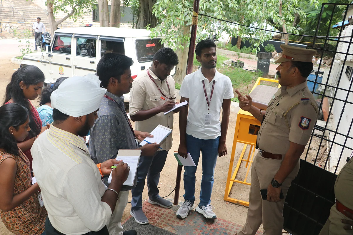 Student Reporters  Visit At D1 Police Station
