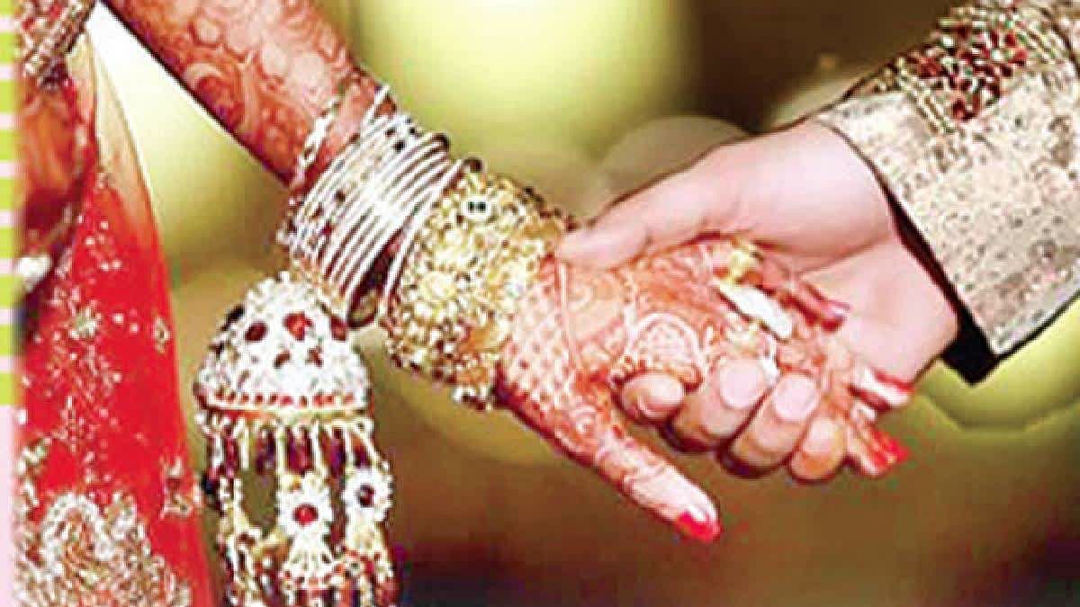15 ஆண்டுகளில் 8 பேருடன் திருமணம்; பணம்பறிப்பு - 9வது திருமணத்தின் போது சிக்கிய ஆசிரியை