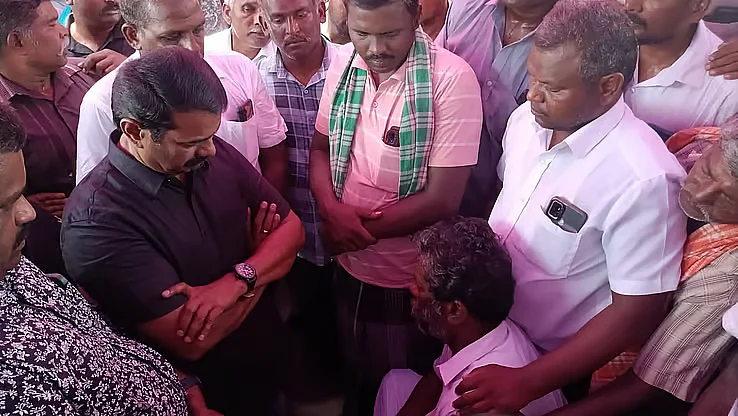 கவின் தந்தைக்கு ஆறுதல் கூறும் சீமான்