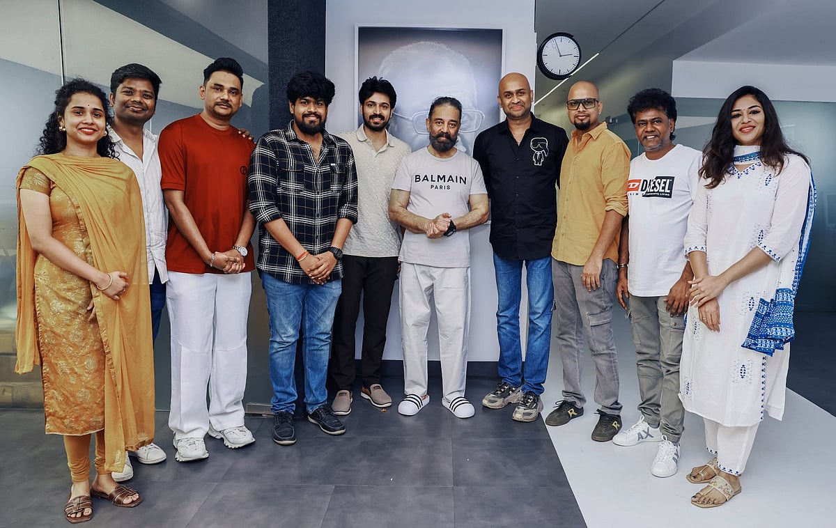 பார்கிங் குழுவினருடன் கமல் ஹாசன்