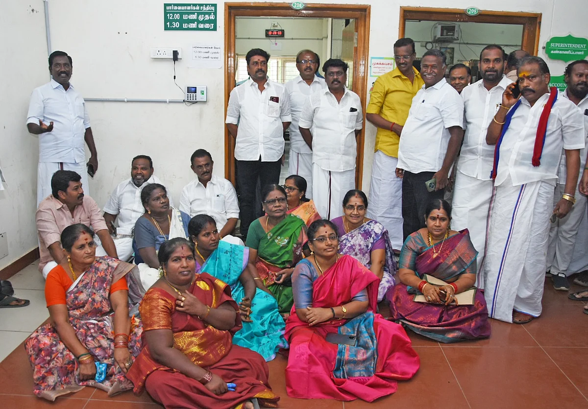 ஆணையர் அறை முன்பு கவுன்சிலர்கள் தர்ணா