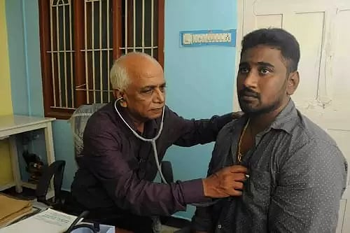 Kerala: 2 ரூபாய் மருத்துவர் ரைரு கோபால் மறைவு; இறுதிச்சடங்கில் குவிந்த மக்கள்; தலைவர்கள் இரங்கல்