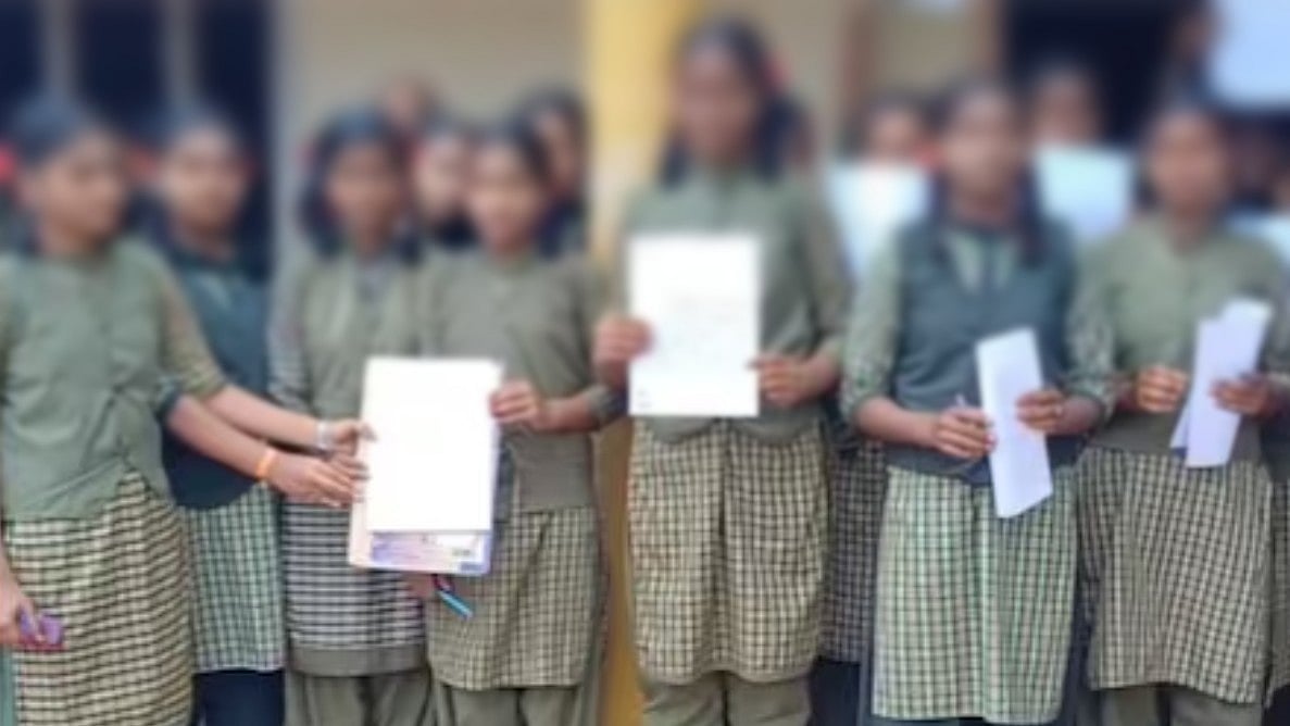 karnataka: `அரசுப் பள்ளியில் சாதிய பாகுபாடு - காவல் நிலையத்துக்கு பேரணியாக சென்ற மாணவ, மாணவிகள்