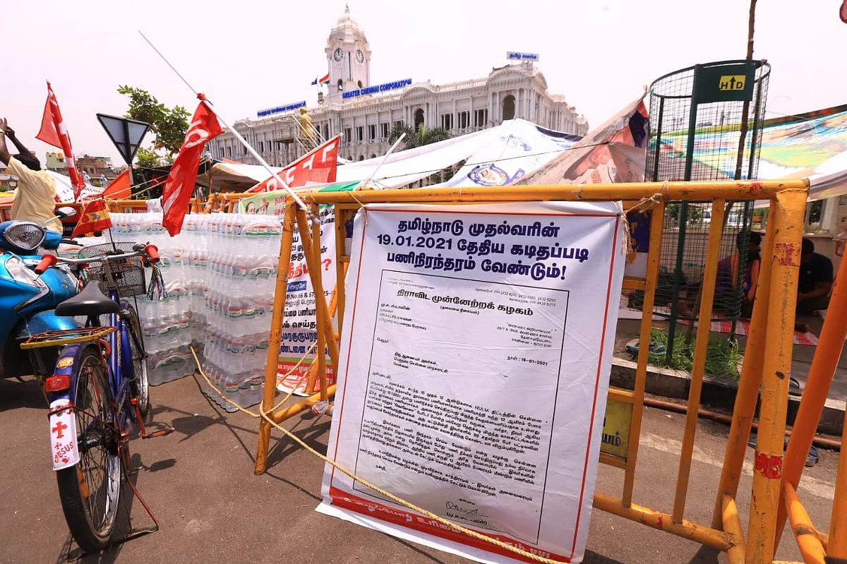 துப்புரவு பணியாளர்கள் போராட்டம்