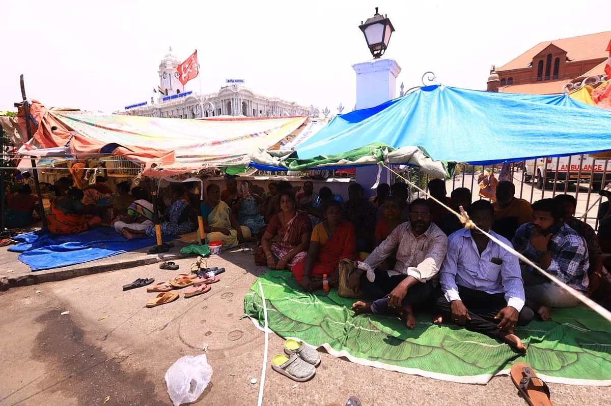 துப்புரவு பணியாளர்கள் போராட்டம்