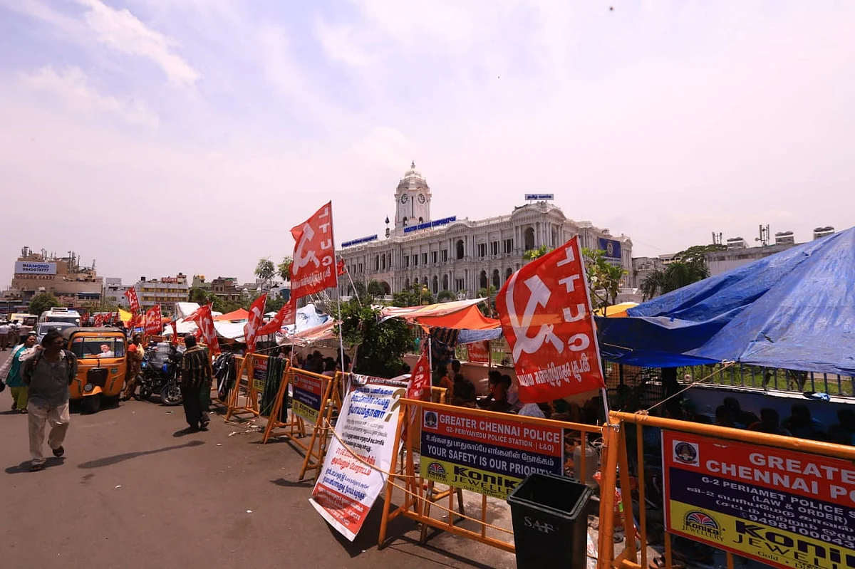 துப்புரவு பணியாளர்கள் போராட்டம்