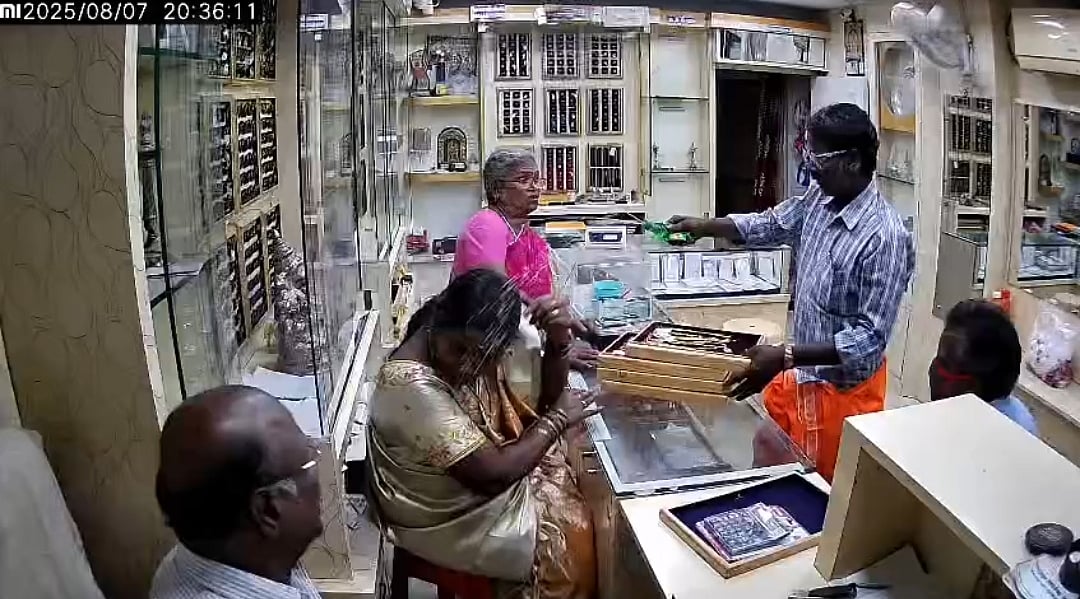 சேலம்: நகைக்கடை உரிமையாளர்கள் மீது ஆசிட் வீசி நகைக் கொள்ளை முயற்சி; மடக்கிப் பிடித்த பொதுமக்கள்!