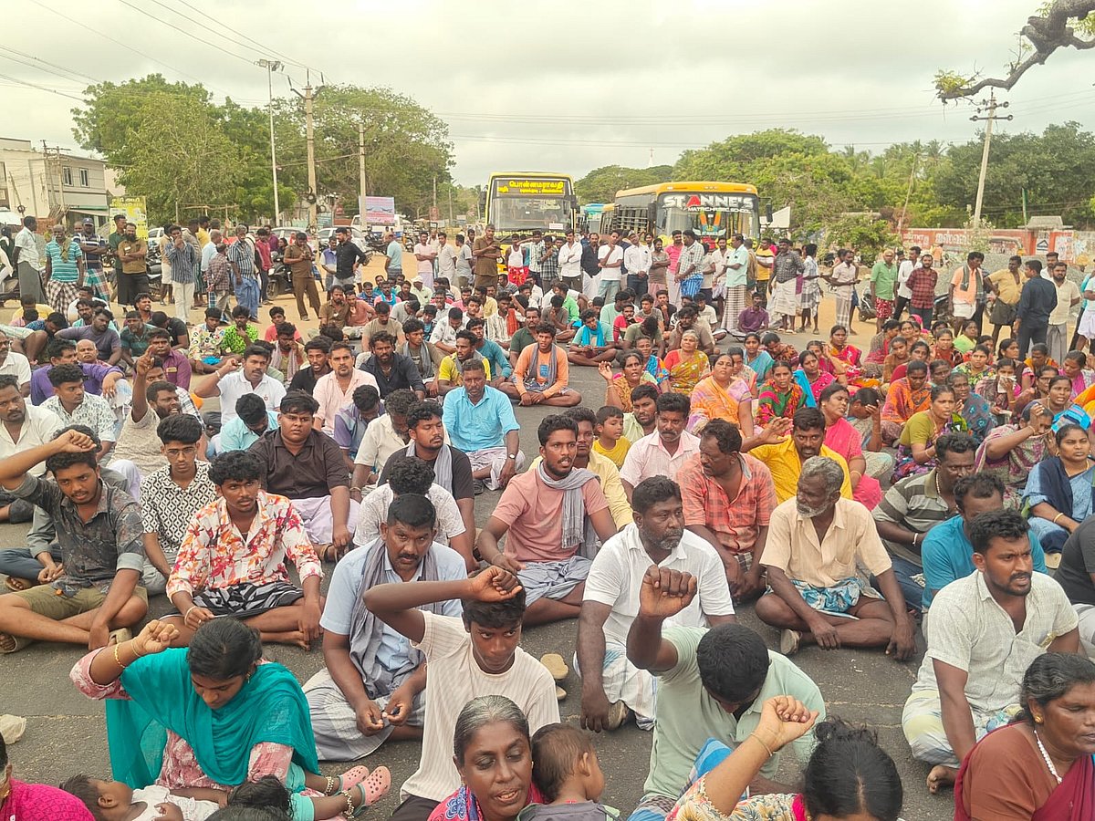 `சிறை பிடித்த இலங்கை -கண்டித்து சாலைமறியல்; ஆவேச போராட்டம் இடையே ஆம்புலன்ஸ்க்கு வழிவிட்ட மீனவர்கள்